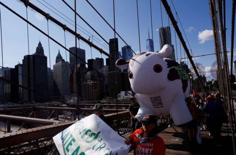 tag reuters.com2025 newsml LYNXMPEL3L179 12025 04 22T234214Z 1 LYNXMPEL3L179 RTROPTP 3 CLIMATE CHANGE USA PROTEST1