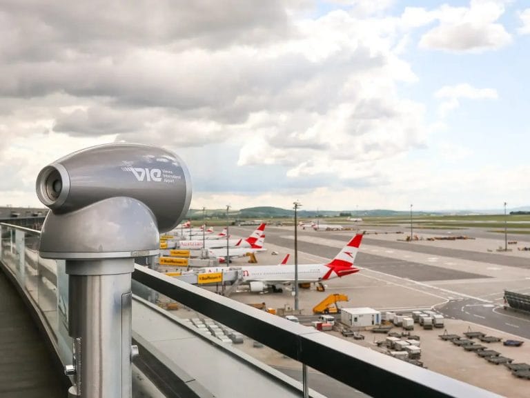VIScope Erlebnisfernrohr auf der Besucherterrasse am Flughafen Wien 1