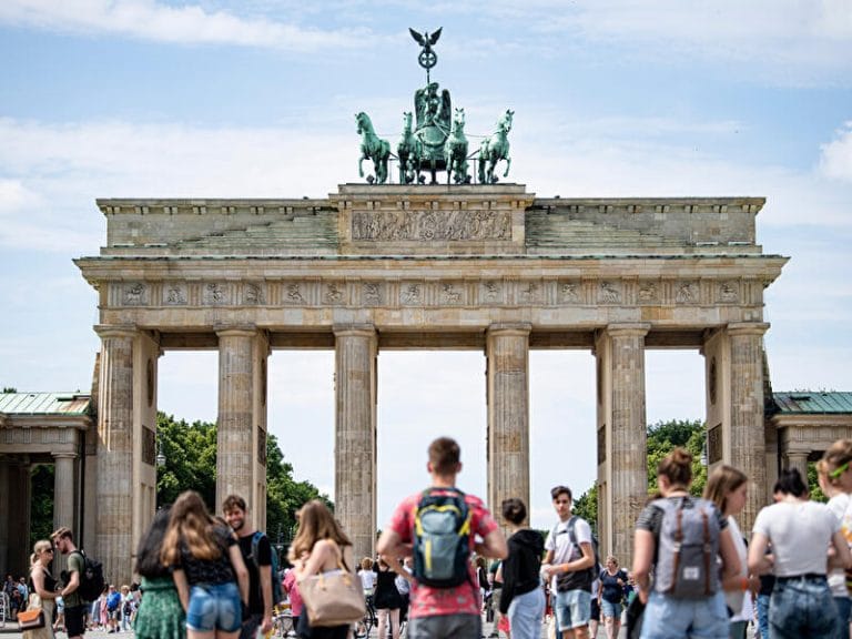 brandenburger tor touristen sommer dpa